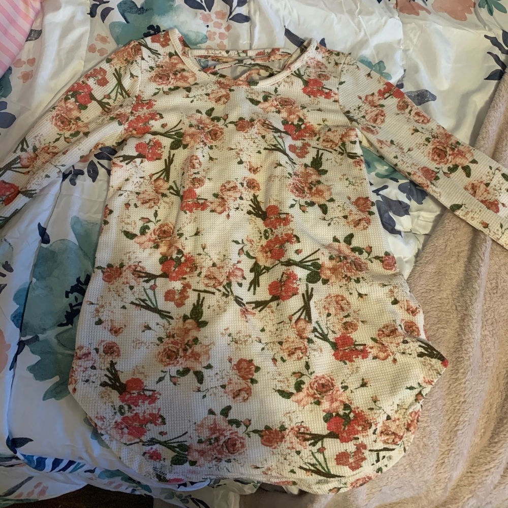 ✨pretty rose shirt🌹🌷